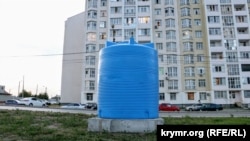 Симферополь: водный кризис и нашествие синих бочек (фотогалерея)