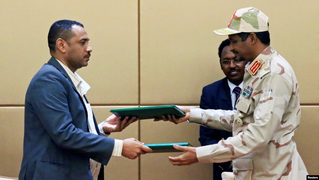 Mohamed Hamdan "Hemeti" Dagolo (desno) i predstavnik sudanske opozicije