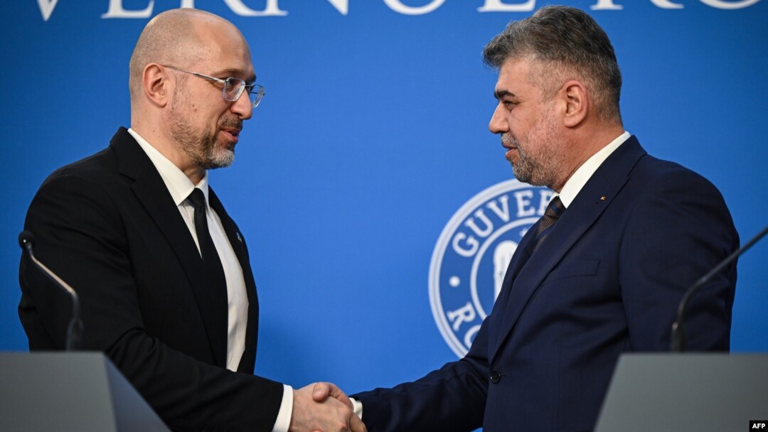 Ukrainian Prime Minister Denys Shmyhal (left) and Romanian Prime Minister Ion-Marcel Ciolacu in Bucharest on August 18.