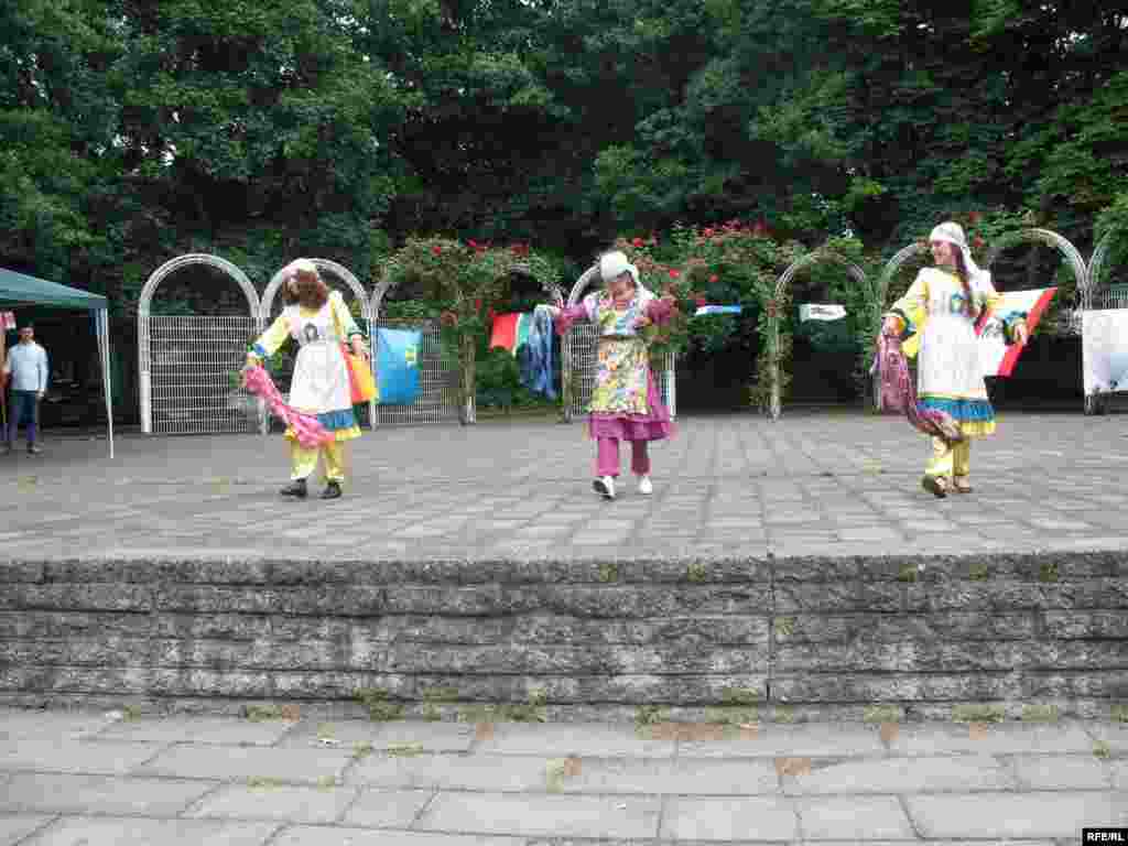 Татарча биюсез Сабантуйлары булмый - Germany/Tatarstan -- Tatar folk festival Sabantuy in Berlin, 23Jun08