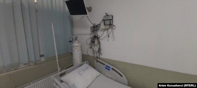 Kështu duket një dhomë e repartit të Kirurgjisë.