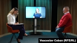 Autoarea podcastului „Pe Agendă”, Cristina Popușoi, și analistul politic de la București, Armand Goșu, în studioul Europei Libere. Pe ecran - experta și cercetătoarea spațiului ex-sovietic, Angela Grămadă.