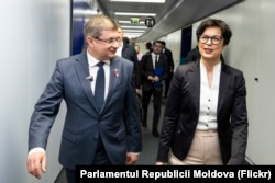 Marta Kos, fotografiată cu președintele Parlamentului moldovean, Igor Grosu, la Bruxelles, pe 17 martie, a spus mai recent că Moldova a făcut 93% din reformele necesare aderării.