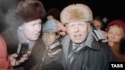 Andrei Sakharov speaks to reporters upon returning to Moscow after almost seven years in internal exile on December 23, 1986.