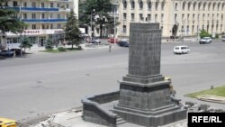 გორის ცენტრალურ მოედანზე სტალინის მონუმენტის კვარცხლბეკისა და ტრიბუნის დაშლა მიმდინარეობს.