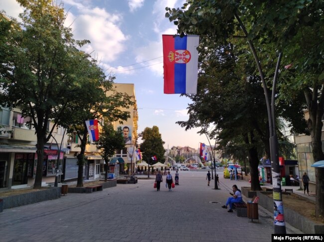 Flamuj të Serbisë të vendosur në Mitrovicë të Veriut. Në komunat veriore të Kosovës, strukturat paralele lokale kanë vendosur flamuj të shtetit serb.