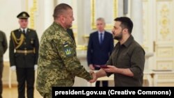 Президент України Володимир Зеленський нагороджує Головнокомандувача ЗСУ Валерія Залужного Хрестом бойових заслуг, 6 травня 2022 року