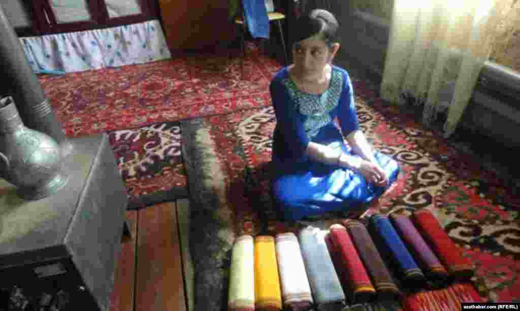 Obada gelin-gyzlar &ouml;&yacute;lerde t&uuml;rkmeniň milli ketenisini, d&uuml;&yacute;p gyňa&ccedil;laryny dokap, sat&yacute;arlar.