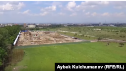 "Ихлас" фирмасы үй куруп жаткан жер тилкеси. "Азаттыктын" 16-майдагы иликтөөсүндөгү тасмадан алынган кадр. 