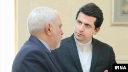 عباس موسوی، سخنگوی جدید وزارت خارجه ایران، نفر سمت راست