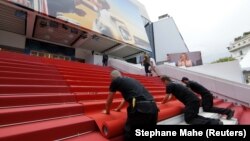 Чырвоная дарожка перад уваходам у Фэстывальны палац у Канах, 2017 год, ілюстрацыйнае фота