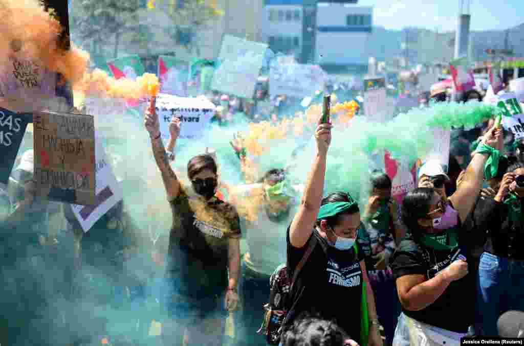 San&nbsp;Salvadorban nem virággal, hanem füstgránátokkal vonultak fel a nők - az őket érő erőszak és a nőgyilkosságok ellen demonstráltak.