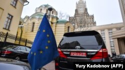 Автомобили на странските амбасадори пред руското МНР на денешниот брифинг