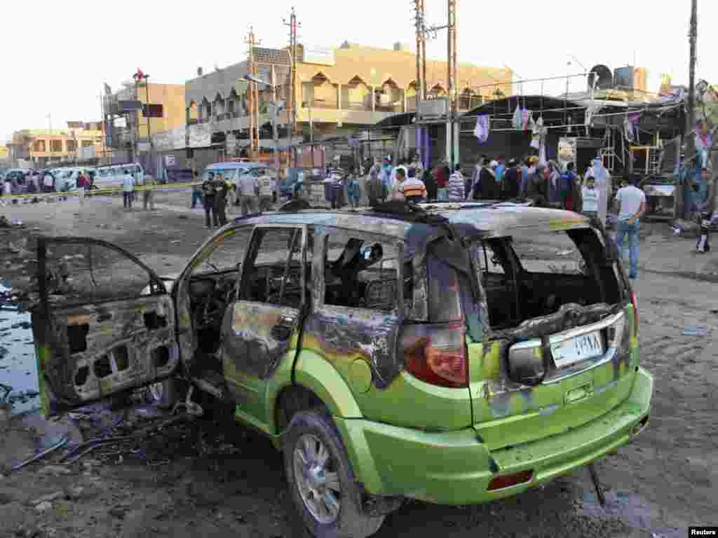 یک خودروی آسیب دیده بر اثر انفجار بمب در شمال بغداد- ۱۲ آبان - A damaged vehicle is seen at the site of a bomb attack in northern Baghdad November 3, 2010. A series of bombs rocked mainly Shi'ite areas of Baghdad on Tuesday, killing at least 40 people and wounding dozens two days after al Qaeda militants staged a bloodbath when they took hostages in a Christian church. REUTERS/Kahtan al-Mesiary (IRAQ - Tags: CONFLICT SOCIETY POLITICS CIVIL UNREST)