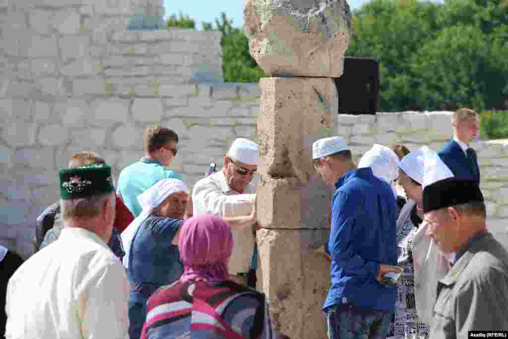 Болгардагы Җәмигъ мәчете нигезе мәйданында урнашкан таш тирәли теләк теләп әйләнүчеләр 