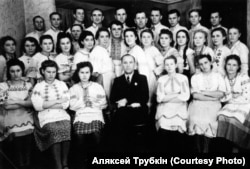 Лявон Богуш другі справа ўверсе. Беларускі хор, Беласток, 1943 год