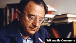 Alman filosofu və sosioloqu Erich Fromm.