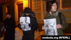 Магілёў. 16.01.2011. Акцыя салідарнасьці зь зьняволенымі за Плошчу. Апошняя акцыя Яўгена Васьковіча (ён стаіць з правага боку). 17 студзеня яго арыштуюць.