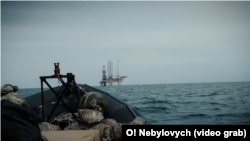Черное море. Катер и бойцы ГУР МО Украины. Впереди газодобывающая платформа