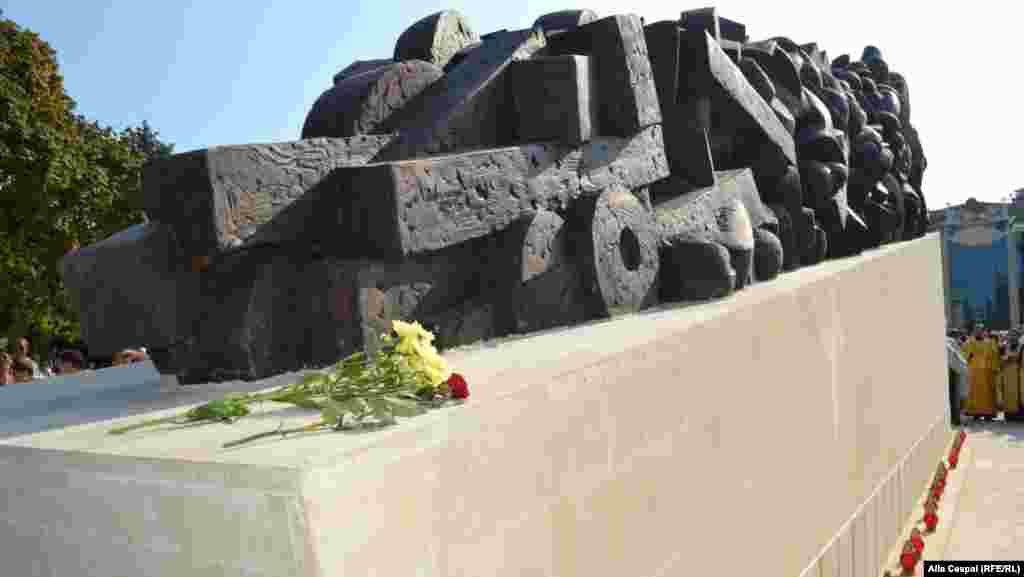 La Chișinău a fost dezvelit un un monument în memoria victimelor deportărilor regimului comunist, 23 august 2013.