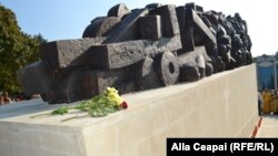 Monumentul de la Chișinău închinat victimelor deportărilor staliniste.