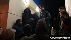 Кримські активісти та родичі, які прямували на суд у Ростов-на-Дону, вимагають у представників російської ДПС роз'яснити причину їхнього затримання на Керченському мосту. 3 листопада 2020 року