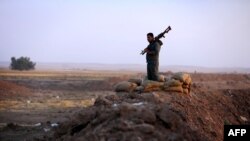 Курдський боєць на позиції неподалік Ґвера (жовтень 2014 року)