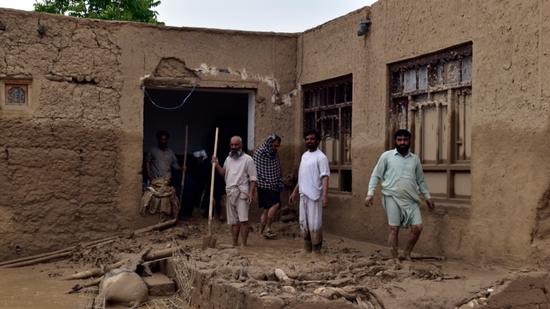Число погибших в наводнениях на севере Афганистана превысило 300 человек