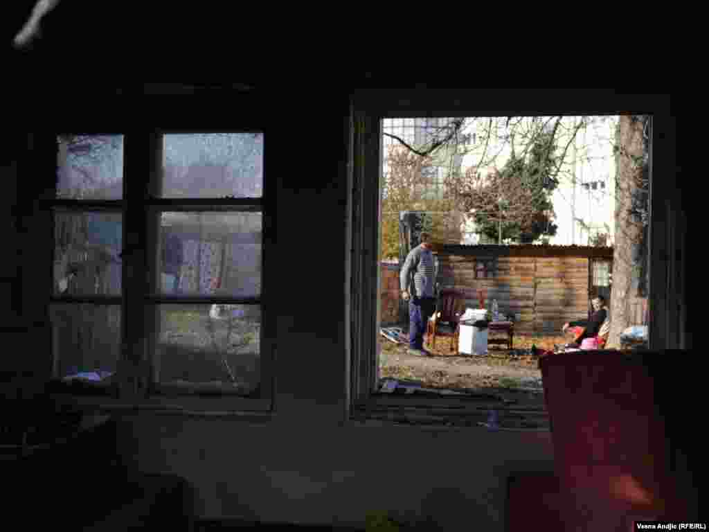 Požar u romskom naselju u Zvečanskoj ulici, privremeno je iseljeno 120 osoba, Beograd, 28.11.2011. 