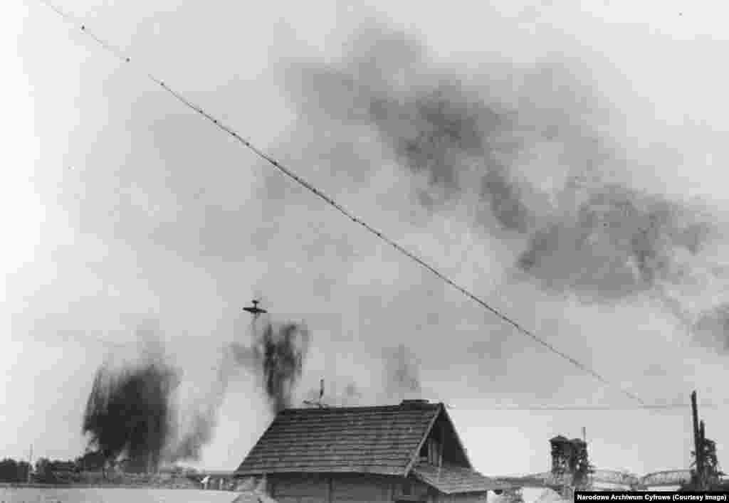 Сбитый советский бомбардировщик падает на землю во время боев в Березине в июле 1941 года на территории современной Беларуси. &nbsp;