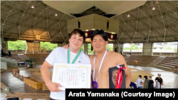 დანილო იავჰუსიშინი და მისი მეგობარი არატა იამანაკა 2022 წლის ივნისში.