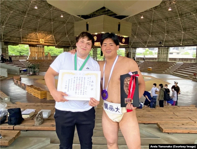 Yavhusishyn poses with Arata Yamanaka in Japan in June 2022.