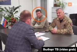 Былы баец расейскай ПВК «Вагнэр» Міхаіл Фралоў (у цэнтры), які, імаверна, увосень 2025 году праходзіў рэабілітацыю ў Лепельскім вайсковым санаторыі, на працы ў камунальнай кампаніі ў Выбаргу