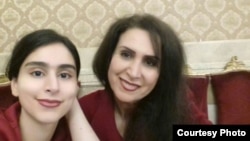 Zahra Šahbaz Tabari (desno) sa svojom ćerkom na nedatiranoj fotografiji.