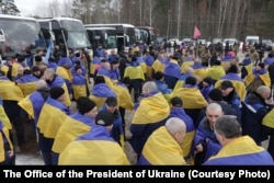 Один з обмінів полоненими між Україною та Росією. Кільком таким обмінам сприяв Ватикан