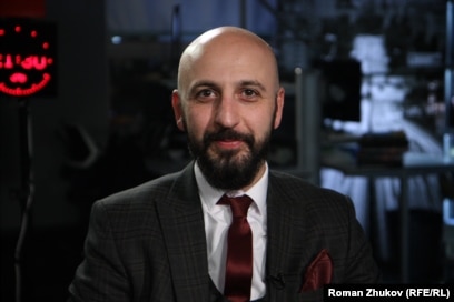 Қара шұлық киген жалаңаш Ума Турман