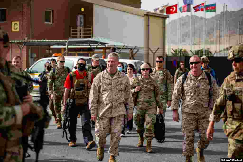 Comandantul general al Comandamentului Central al SUA, Kenneth F. McKenzie, vizitează centrul de control al evacuării din Aeroportul Internațional Hamid Karzai, Afganistan, 17 august 2021. &nbsp;