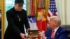 Маск получает от Трампа символический ключ от Белого дома, 30 мая 2025 года