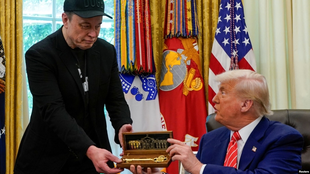 Маск получает от Трампа символический ключ от Белого дома, 30 мая 2025 года
