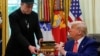 Дональд Трамп вручив Ілону Маску символічний ключ від Білого дому, Вашингтон, 30 травня 2025 року