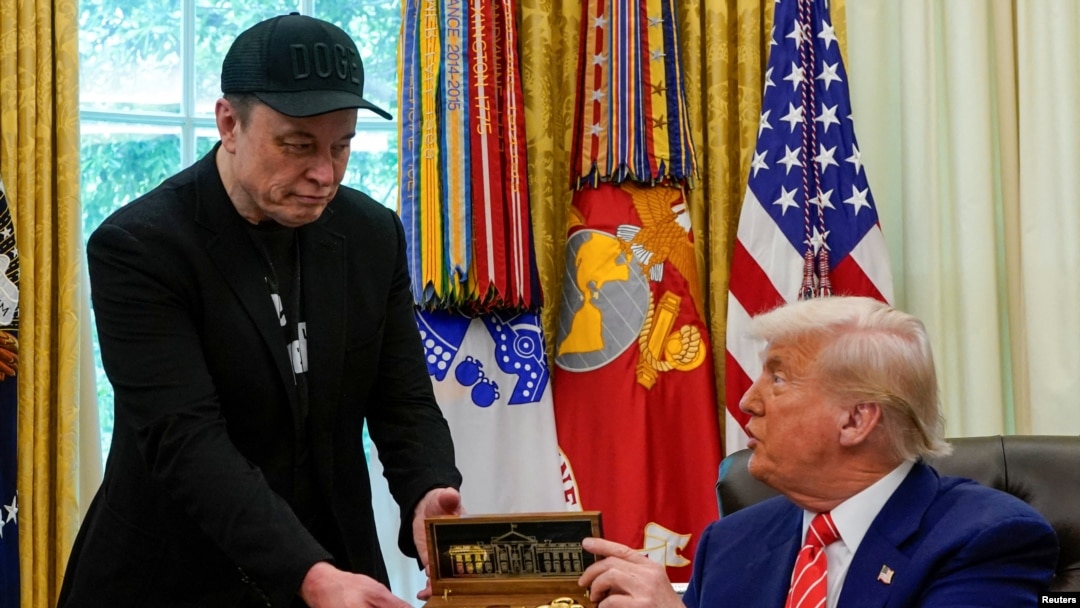 Дональд Трамп вручил Илону Маску символический ключ от Белого дома, Вашингтон, 30 мая 2025 года