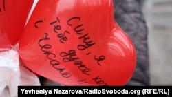 «Без серденька немає життя»: у День святого Валентина у Запоріжжі згадують полонених та зниклих безвісти українських військових 