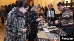 Armenian - Syrian Armenians sell jewelry items and other handicrafts manufactured by them at an annual government-sponsored fair in Yerevan, 8Dec2016.