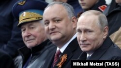 Президент Росії Володимир Путін (п) і президент Молдови Ігор Додон (у центрі) на параді в Москві, Росія, 9 травня 2017 року