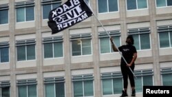 Protest în fața sediului FBI din Minneapolis, 13 aprilie 2021.