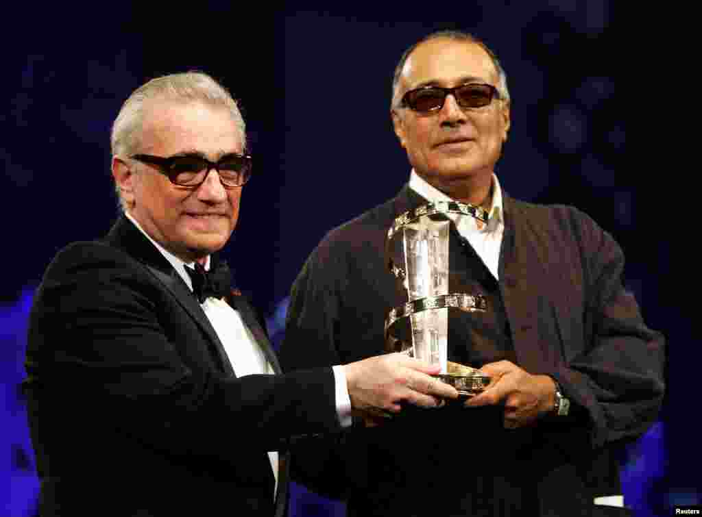 عباس کیارستمی از دست مارتین اسکورسیزی،کارگردان نامدار آمریکایی، جایزه ای در پنجمین فستیوال بین المللی فیلم مراکش (۲۰۰۵) دریافت می کند