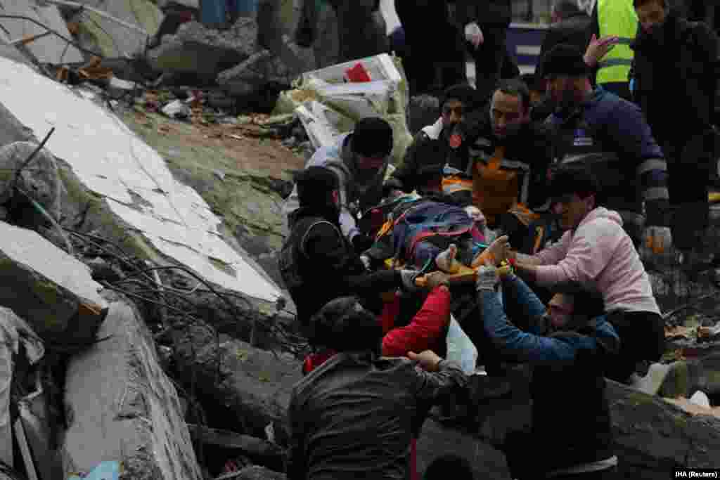 Рятувальники дістають з-під завалів жителів Адани, що вижили. У турецькому місті Адана повністю зруйнувалися три багатоповерхові житлові будівлі