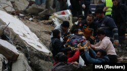 В турецком городе Адана полностью разрушились три многоэтажных жилых здания. На фото – спасатели достают из-под завалов выживших жителей Аданы
