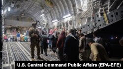 Qytetarët afganë hipin në një aeroplan amerikan gjatë evakuimit të Afganistani më 22 gusht 2021. 