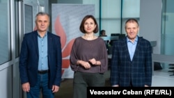 Victoria Coroban, gazda podcastului „Dincolo de știri”, alături de analiștii Nicolae Negru și Igor Boțan, în redacția Europei Libere de la Chișinău.